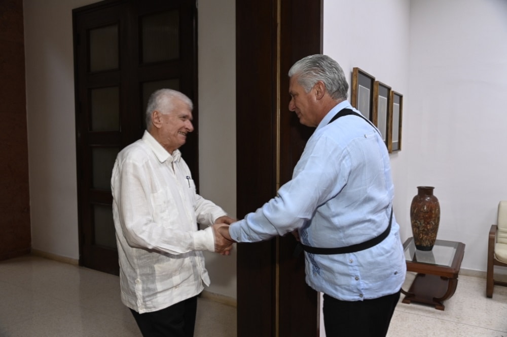 El presidente de Cuba, Miguel Díaz-Canel Bermúdez, recibe al embajador de Palestina en La Habana, Akram Mohammad Samhan. Foto: Estudios Revolución