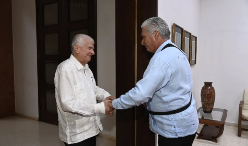 El presidente de Cuba, Miguel Díaz-Canel Bermúdez, recibe al embajador de Palestina en La Habana, Akram Mohammad Samhan. Foto: Estudios Revolución