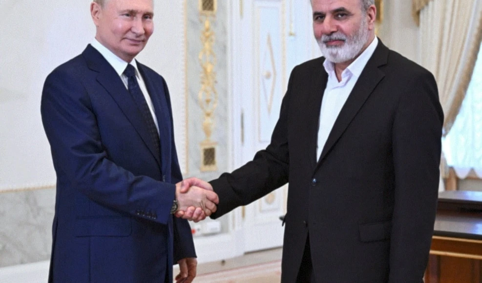 Presidente de Rusia, Vladimir Putin, con el secretario del Consejo Supremo de Seguridad Nacional de Irán, Ali Akbar Ahmadian. San Petersburgo, 12 de septiembre de 2024 (Foto: AFP)