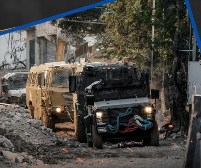 Carros blindados israelíes abandonan la ciudad de Yenín.