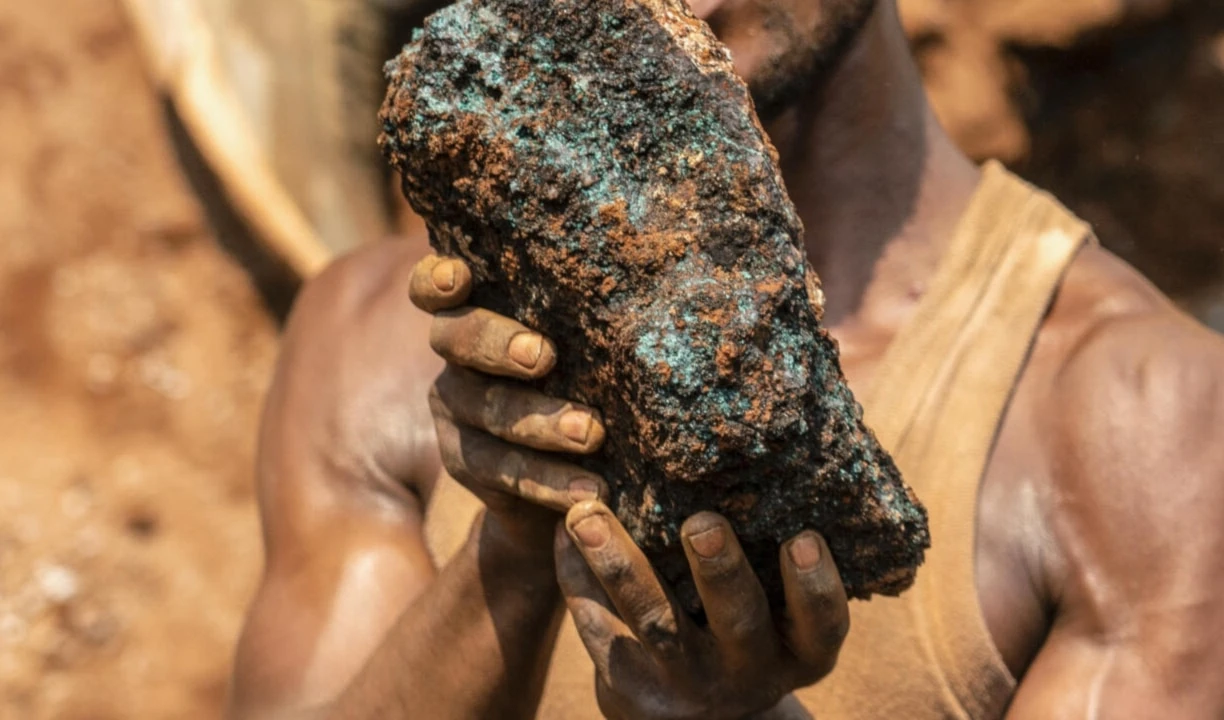 Activistas piden boicot al iPhone 16 por uso de minerales ilícitos. Foto: AFP.