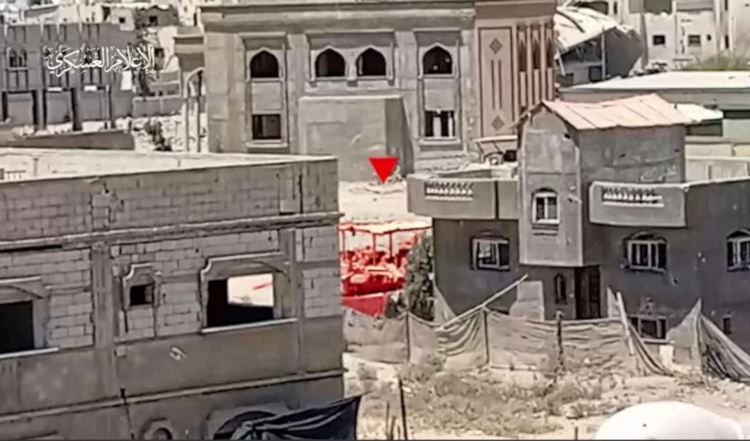 Brigadas Al-Qassam tacan una excavadora militar israelí cerca de la mezquita Abd Al-Rahman.. Brigadas Al-Qassam tacan una excavadora militar israelí cerca de la mezquita Abd Al-Rahman..