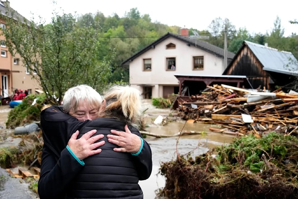 Residente abraza a un familiar tras ser evacuada en República Checa. Foto: AP. 