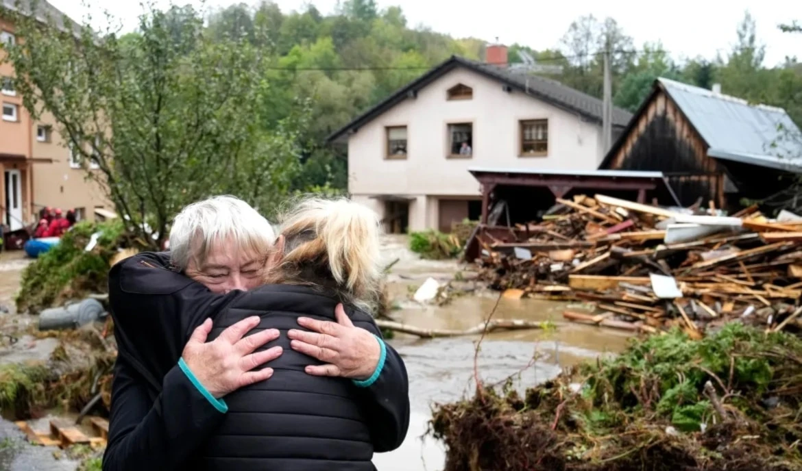 Residente abraza a un familiar tras ser evacuada en República Checa. Foto: AP.