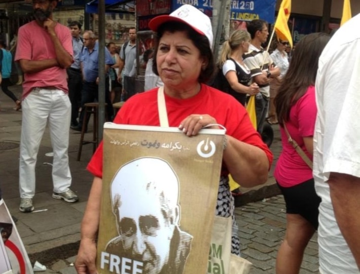 Abla Saadat durante una manifestación para exigir la liberación de los prisioneros palestinos detenidos por la ocupación, entre ellos su esposo, el comandante Ahmed Saadat. (Foto: Agencias)