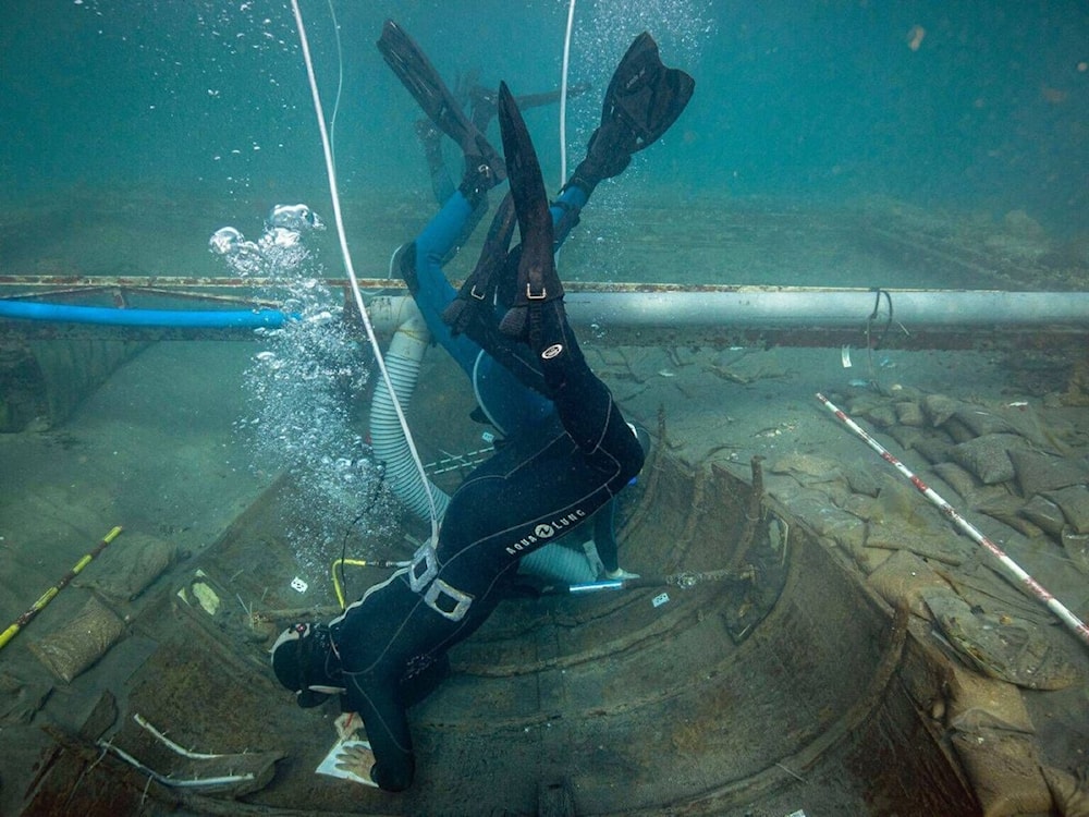 Extraen fragmento de un barco fenicio hundido hace dos mil años 