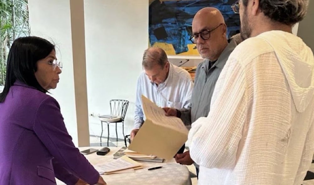 Edmundo González firmó el documento en la embajada de España en Caracas, junto al presidente de la Asamblea Nacional, Jorge Rodríguez, y la vice mandataria, Dielcy Rodríguez. (Foto: Asamblea Nacional de Venezuela)