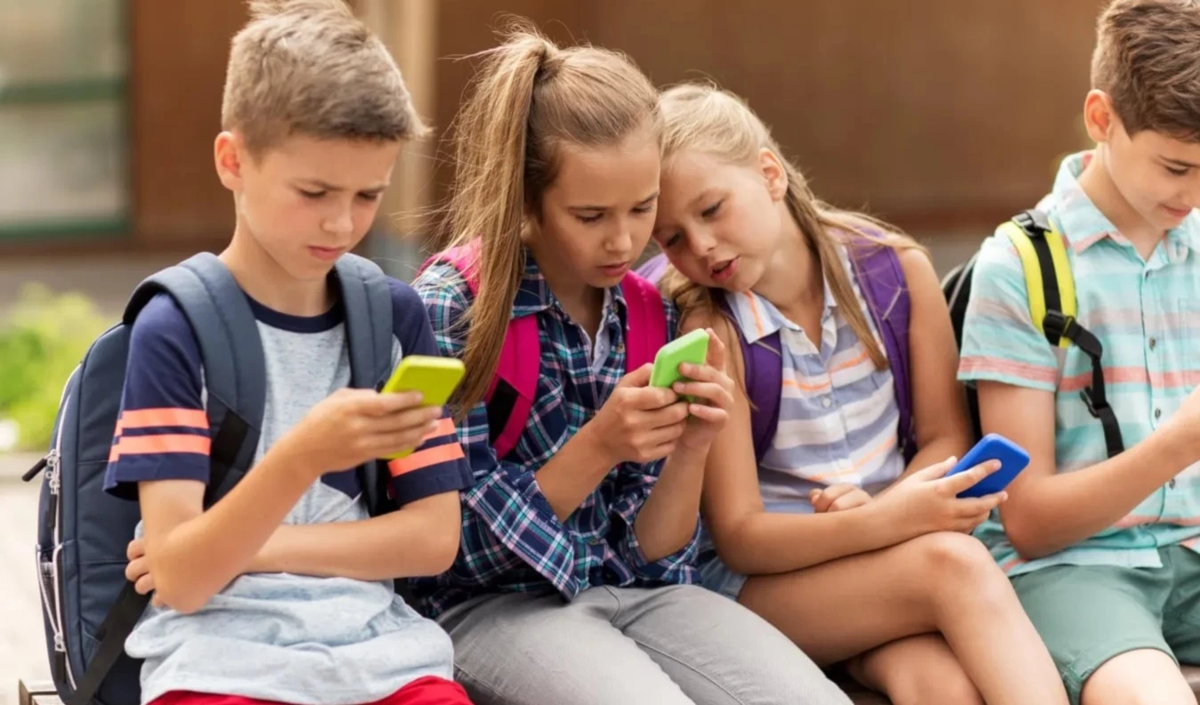 Francia prueba la prohibición de teléfonos móviles en escuelas