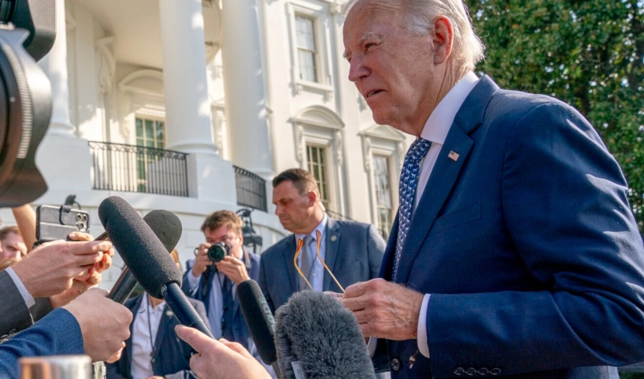 El presidente de Estados Unidos, Joe Biden, habla con los periodistas durante su regreso a la Casa Blanca, el 2 de septiembre de 2024.