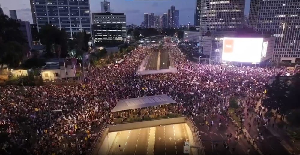 Cientos de miles de colonos se manifiestan en las ciudades ocupadas