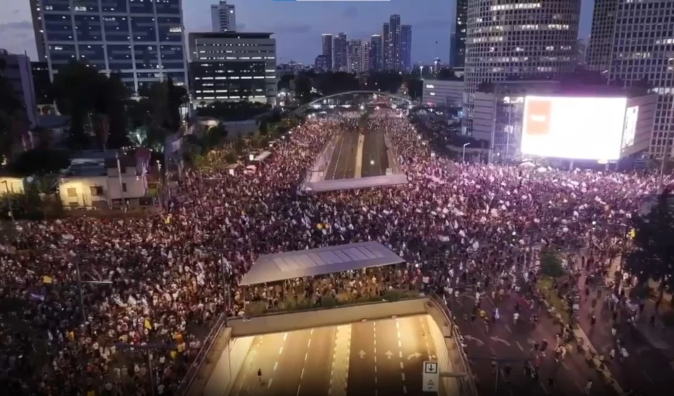 Cientos de miles de colonos se manifiestan en las ciudades ocupadas