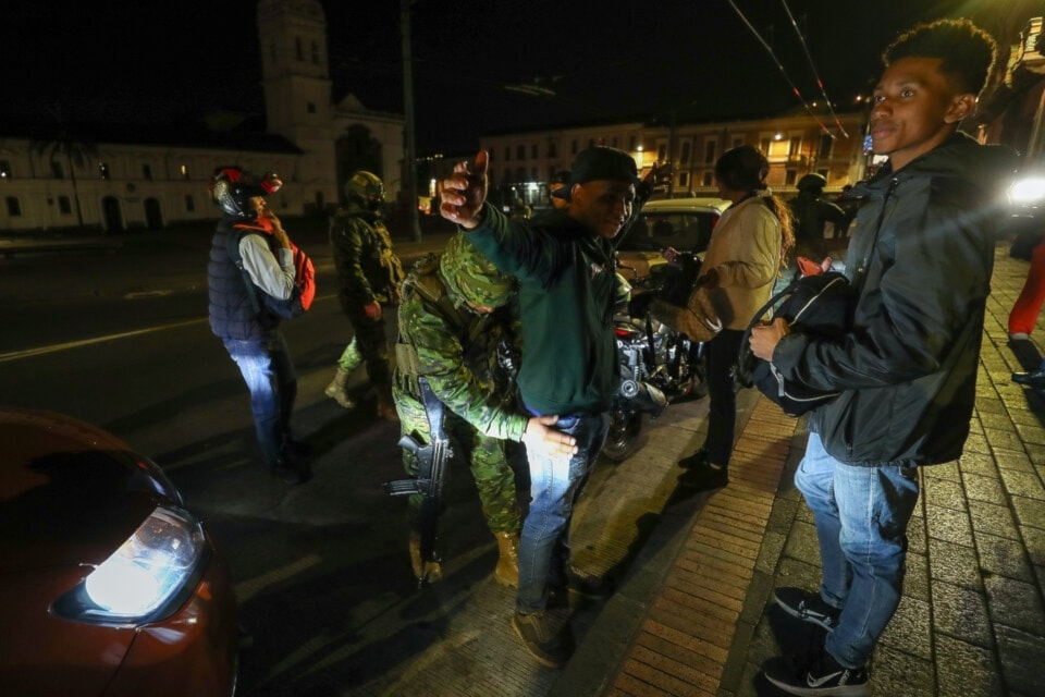 Ecuador: primera noche a oscuras por cortes programados