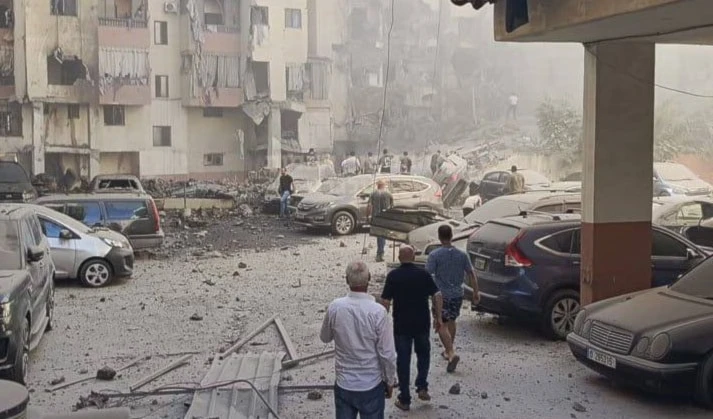 el "ejército" israelí lanzó cuatro misiles contra un apartamento residencial en el barrio de Al-Qaim en el suburbio sur de Beirut.