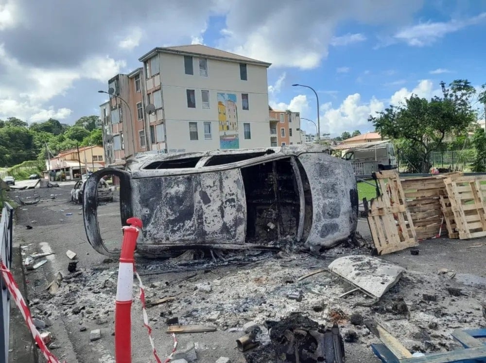 Desde el inicio de las protestas, la situación se ha vuelto alarmante: según el prefecto regional, incendiaron 44 vehículos y 35 establecimientos fueron atacados.(Foto: @InfosFrancaises).