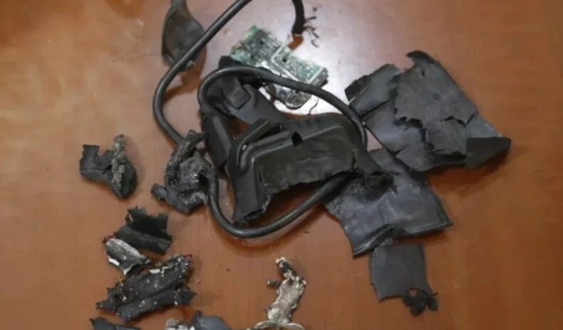 Una fotografía tomada el 18 de septiembre en los suburbios del sur de Beirut muestra los restos de buscapersonas que explotaron en una ubicación no revelada. (Foto: AFP/Getty Images)