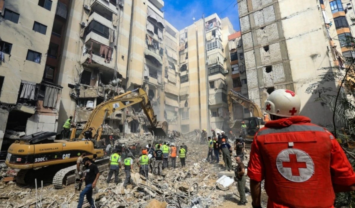 Continúa la remoción de escombros en la zona atacada por "Israel" en el suburbio sur de Beirut. Foto: AFP
