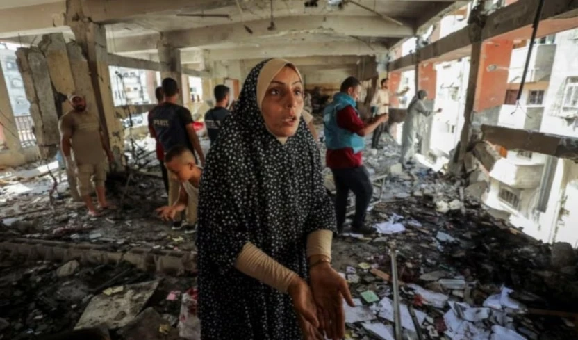 Palestinos inspeccionan una escuela que alberga a personas desplazadas de un bombardeo israelí en un campo de refugiados en Gaza. 22 de septiembre de 2024 (Foto: Reuters)