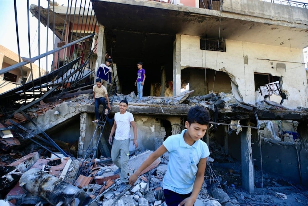 Libaneses buscan sus pertenencias entre los escombros de un edificio destruido por una agresión israelí en la ciudad de Tiro, al sur del país. (Foto: EB)