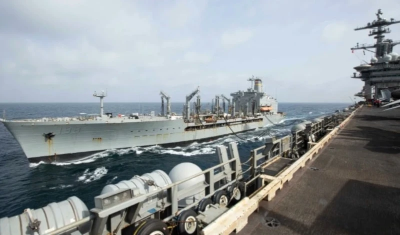 USNS Big Horn navega junto al portaaviones USS Abraham Lincoln en un lugar no revelada en Medio Oriente. 11 de septiembre de 2024