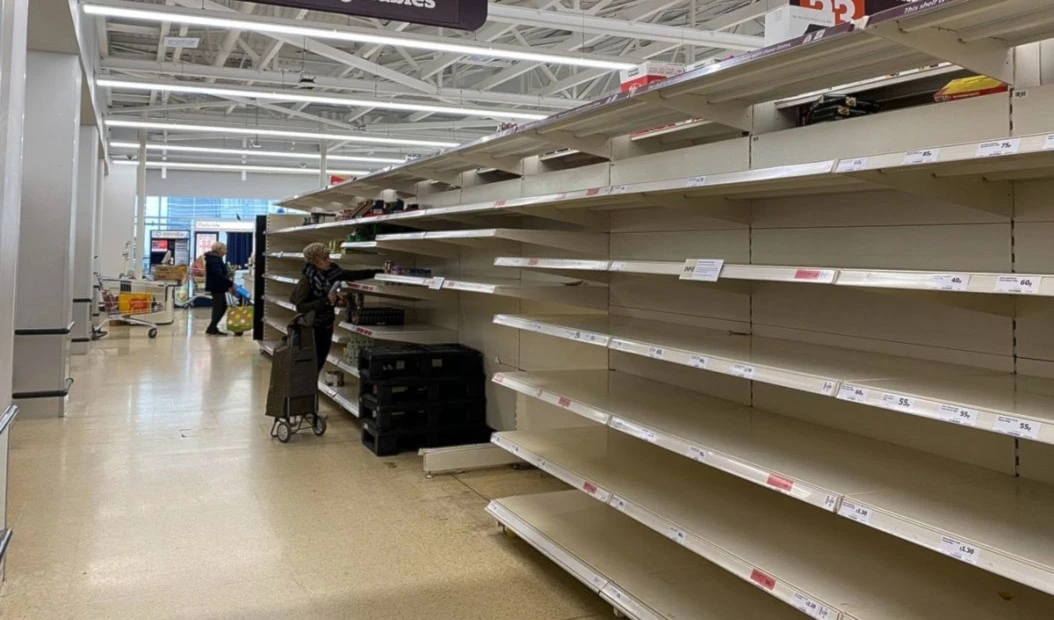 La mayoría de los anaqueles están vacíos en las tiendas de "Israel".
