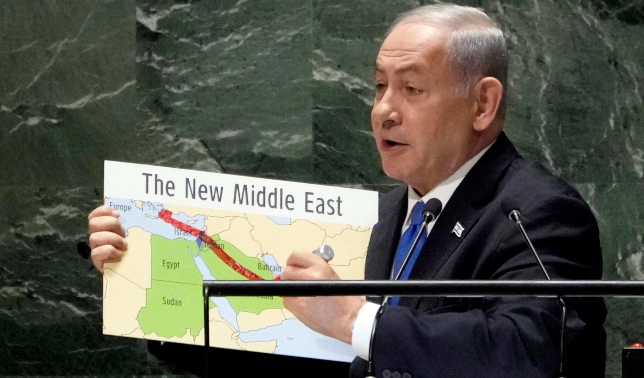 Primer ministro de "Israel", Benjamín Netanyahu, presenta proyecto de normalización a través del mapa del Nuevo Medio Oriente ante la ONU.22 de septiembre de 2023 (Foto: Associated Press)