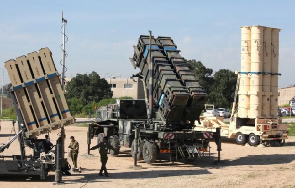 Soldados israelíes caminan cerca de los sistemas de defensa antimisiles Cúpula de Hierro en la base aérea de Hatzor (Foto:AFP)