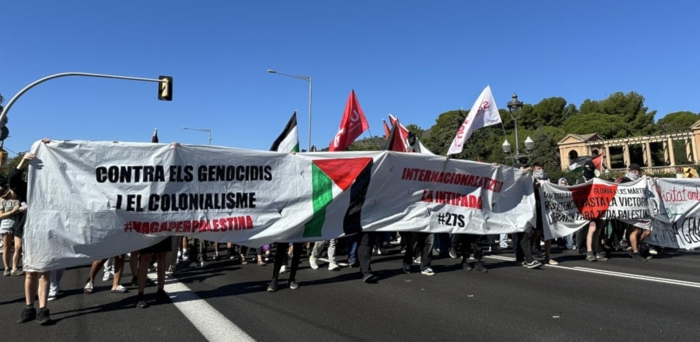 “Israel estado asesino” o “Free Palestine” fueron algunas de las consignas que entonaron los manifestantes. (Foto: EFE)