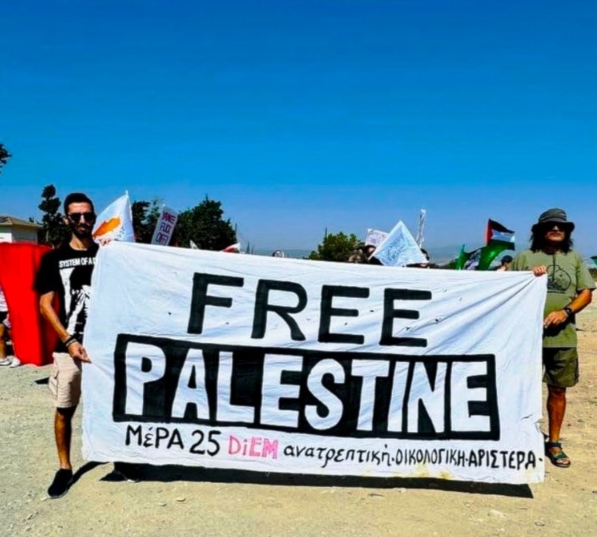 Activistas en favor de Palestina protestaron este domingo frente a la base aérea británica de Akrotiri en Chipre.