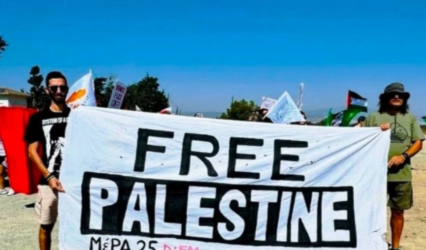 Activistas en favor de Palestina protestaron este domingo frente a la base aérea británica de Akrotiri en Chipre.