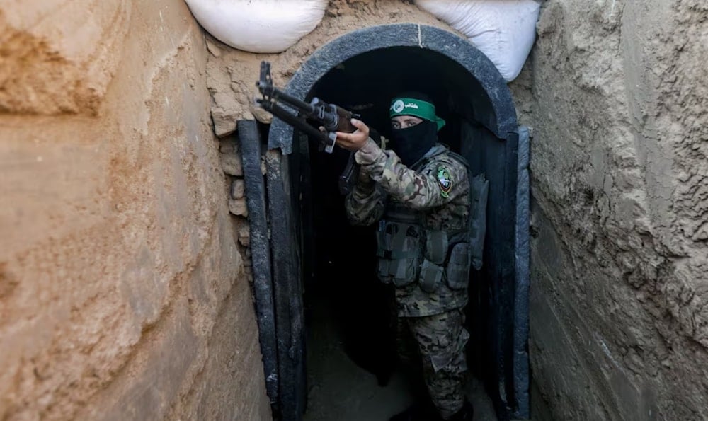 Un combatiente de Hamas en la salida de unos de túneles construidos en Gaza.