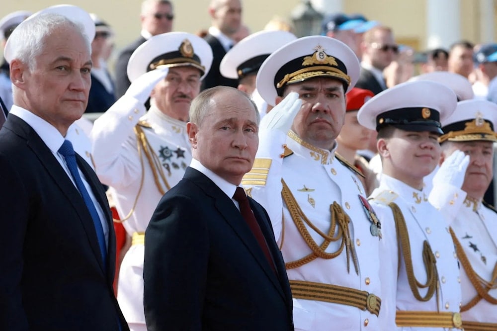 El presidente ruso, Vladimir Putin, y miembros de su gabinete en un desfile militar en San Petersburgo, en julio pasado. (Foto: Reuters)