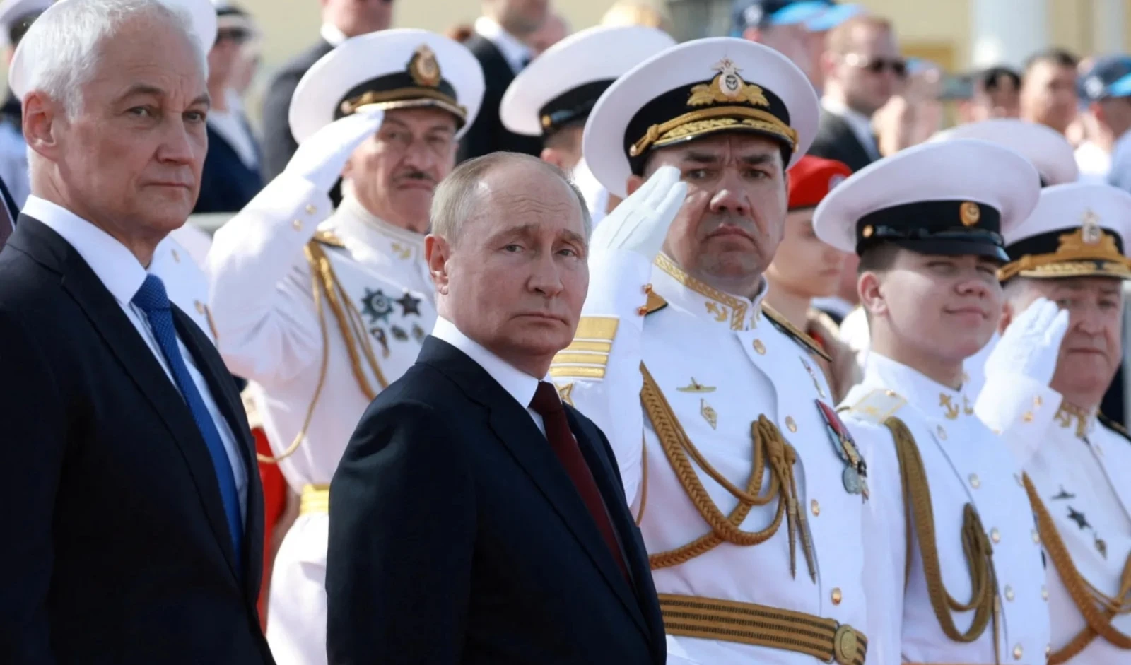 El presidente ruso, Vladimir Putin, y miembros de su gabinete en un desfile militar en San Petersburgo, en julio pasado. (Foto: Reuters)