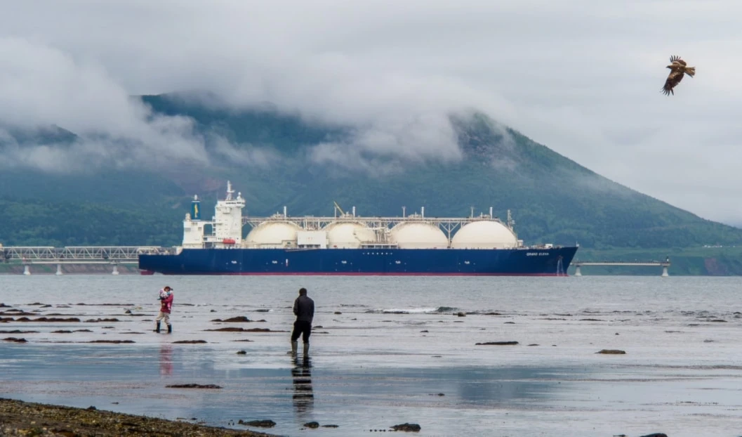 El gasero Grand Elena en el muelle de la planta de gas natural licuado en la provincia rusa de Sajalín. Foto: Sputnik