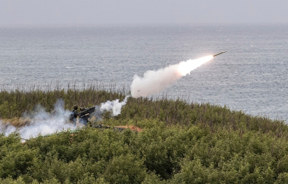 Soldados de Taiwán lanzan un misil desde un sistema de defensa aérea portátil FIM 92 Stinger de fabricación estadounidense. 24 de julio de 2024 (Foto: AP)