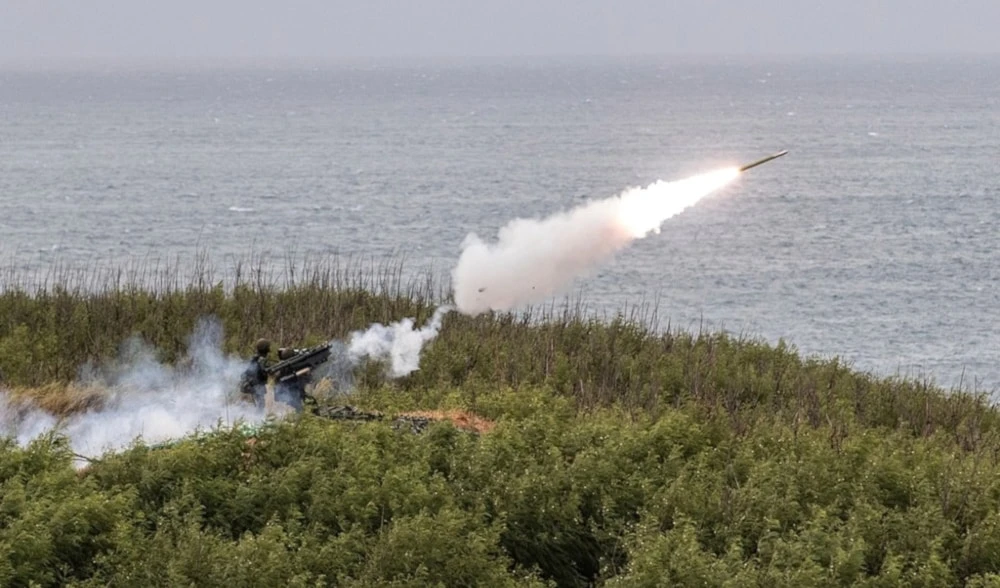 Soldados de Taiwán lanzan un misil desde un sistema de defensa aérea portátil FIM 92 Stinger de fabricación estadounidense. 24 de julio de 2024 (Foto: AP) Soldados de Taiwán lanzan un misil desde un sistema de defensa aérea portátil FIM 92 Stinger de fabricación estadounidense. 24 de julio de 2024 (Foto: AP)
