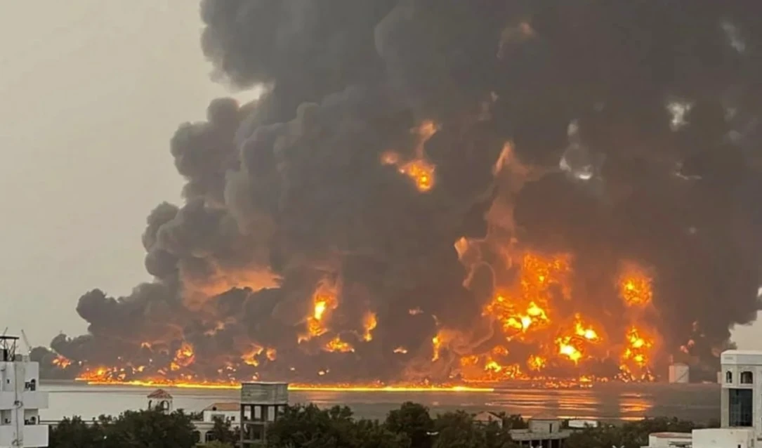 Agresión israelí a tanques de petróleo en el puerto de Hodeidah, el 20 de julio de 2024.