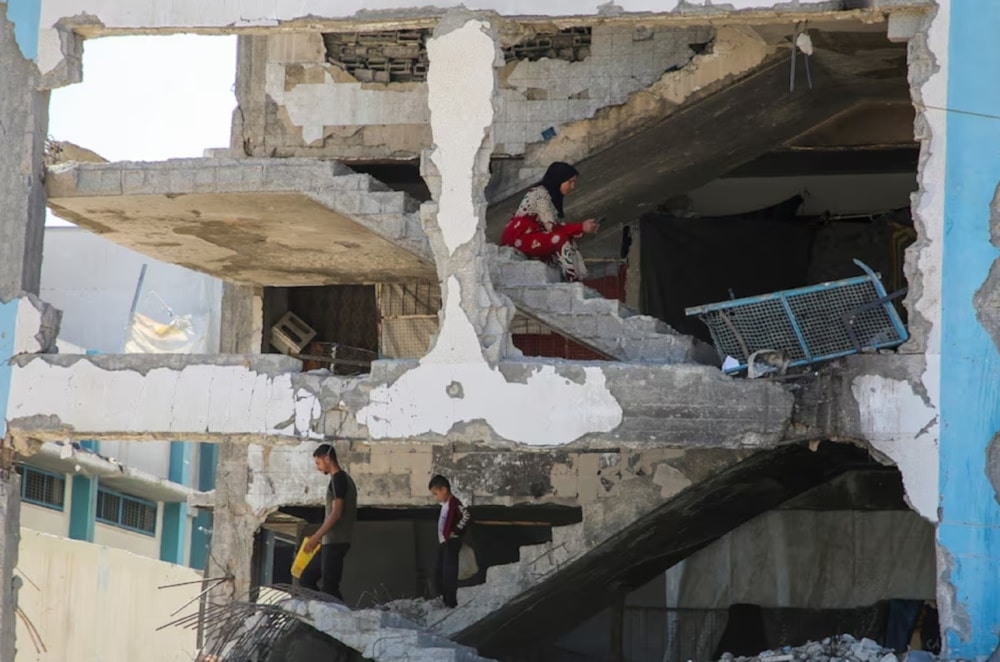 Palestinos refugiados en un edificio escolar dañado por la actual agresión israelí a la localidad de Khan Yunis, sur de la Franja de Gaza. Foto: Reuters