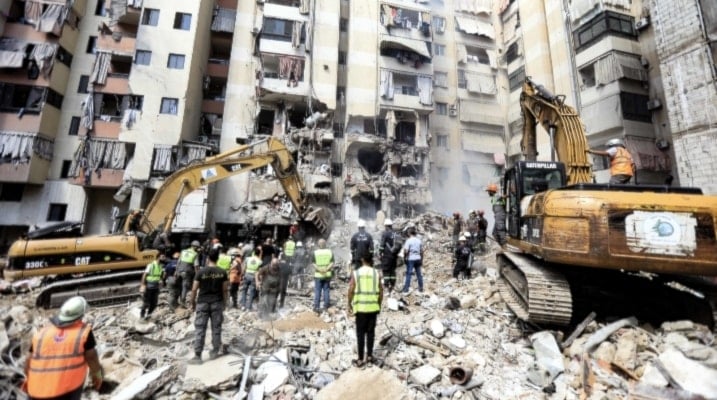 Escena del impacto del ataque israelí contra un edificio en la zona de Ain al-Dalb.