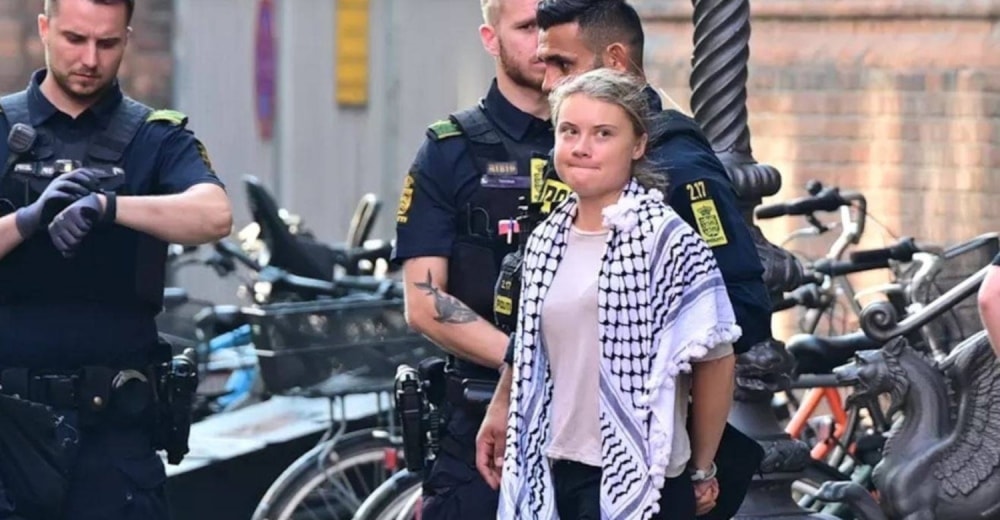 La activista ambiental sueca Greta Thunberg esposada por la policía.  (Foto: Diario danés Ekstra Bladet)