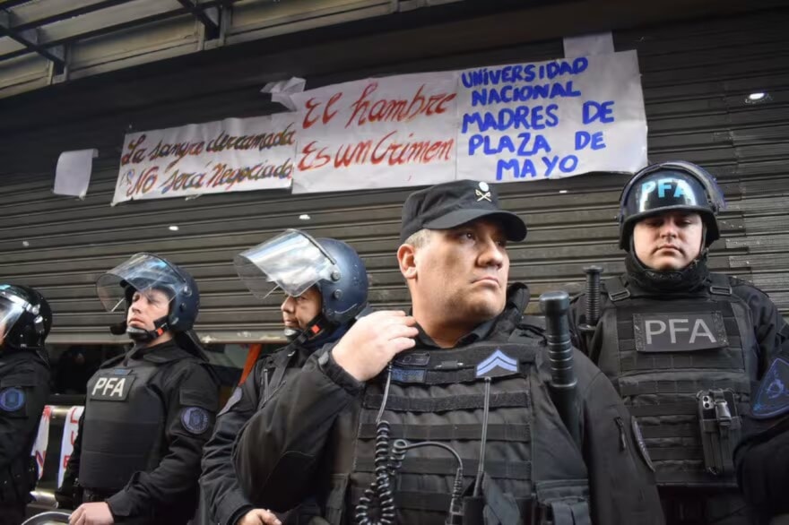 Efectivos de la Policía Federal Argentina en el ingreso a la Universidad Nacional Madres de Plaza de Mayo (Foto: X)