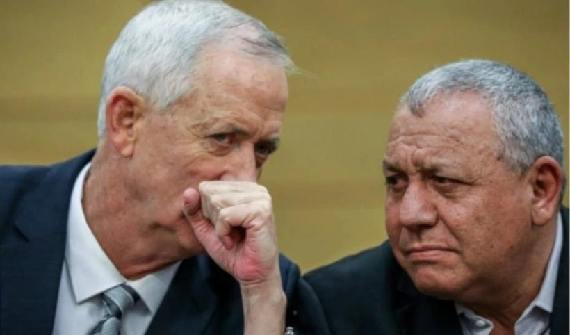 Exmiembro del gabinete de guerra israelí Gadi Eisenkot y el líder de la oposición Benny Gantz (Archivo)