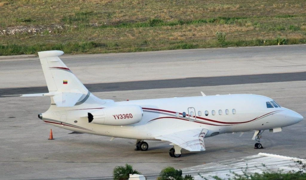 El avión, un Falcon 200 EX con matrícula YV 3360, es la segunda aeronave vinculada al gobierno de Maduro que está en el país y sobre ella pesa una sanción de la Oficina de Control de Bienes Extranjeros. El avión, un Falcon 200 EX con matrícula YV 3360, es la segunda aeronave vinculada al gobierno de Maduro que está en el país y sobre ella pesa una sanción de la Oficina de Control de Bienes Extranjeros.