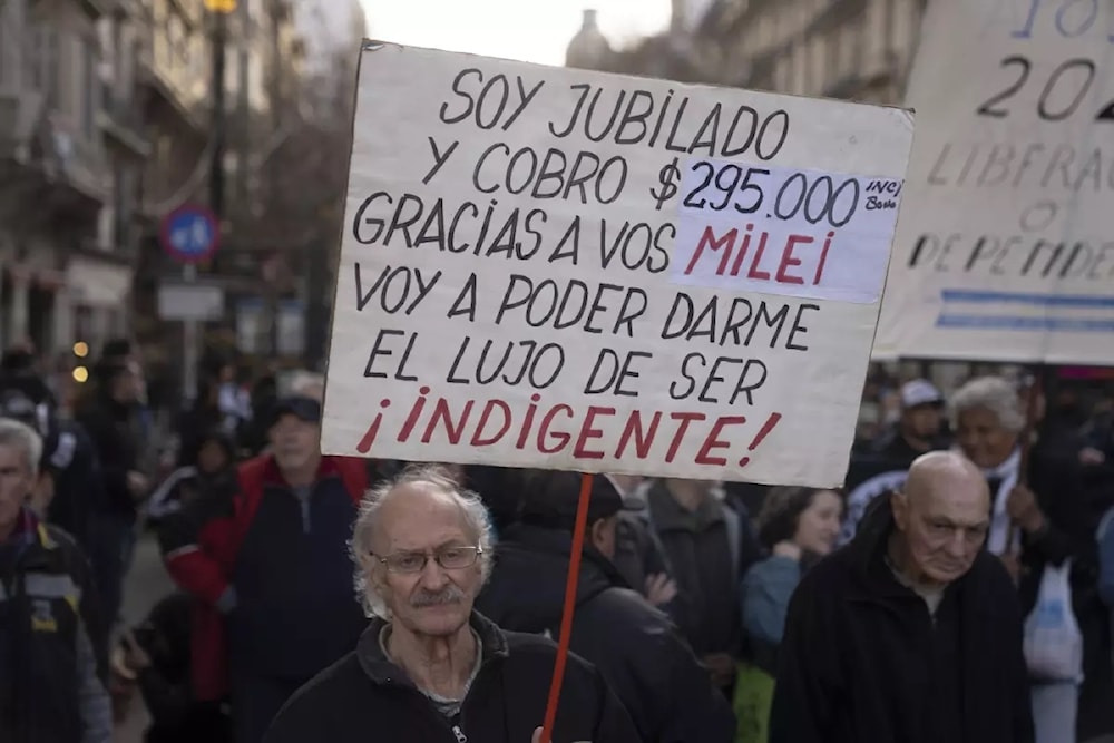 Jubilado sostiene un cartel durante una protesta contra veto presidencial a proyecto de ley aprobado por el Congreso para aumentar las jubilaciones en Argentina. 28 de agosto de 2024 (Foto: AP)