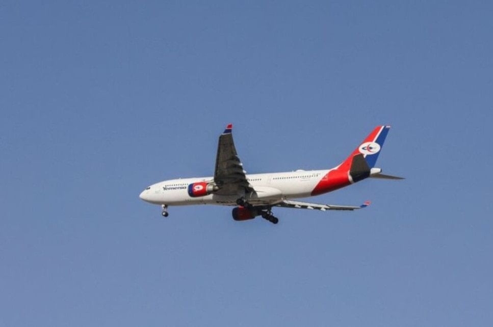 Un avión de Yemen arriba al aeropuerto de Saná. 30 de septiembre de 2023. (Foto: Reuters)