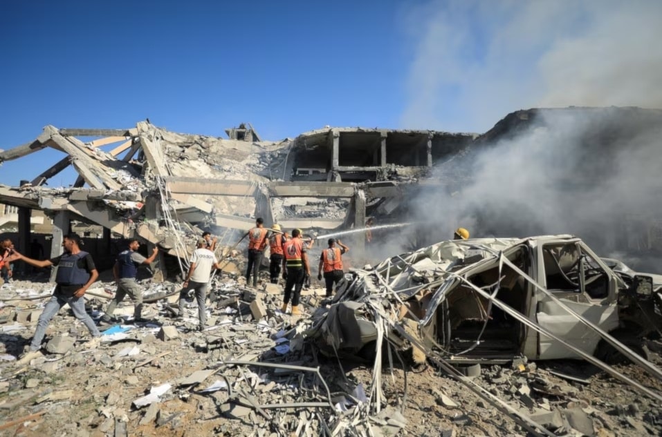 Palestinos intentan apagar un incendio en el lugar de un ataque israelí a una escuela con personas desplazadas en el norte de la Franja de Gaza. 3 de septiembre de 2024 (Foto: Reuters)