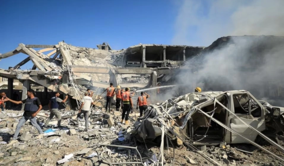 Palestinos intentan apagar un incendio en el lugar de un ataque israelí a una escuela con personas desplazadas en el norte de la Franja de Gaza. 3 de septiembre de 2024 (Foto: Reuters) Palestinos intentan apagar un incendio en el lugar de un ataque israelí a una escuela con personas desplazadas en el norte de la Franja de Gaza. 3 de septiembre de 2024 (Foto: Reuters)