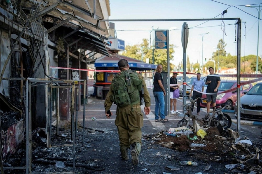 Soldado del ejército de ocupación en el lugar de los cohetes lanzados por la resistencia de Líbano contra los asentamientos en el norte de la Palestina ocupada (archivo)