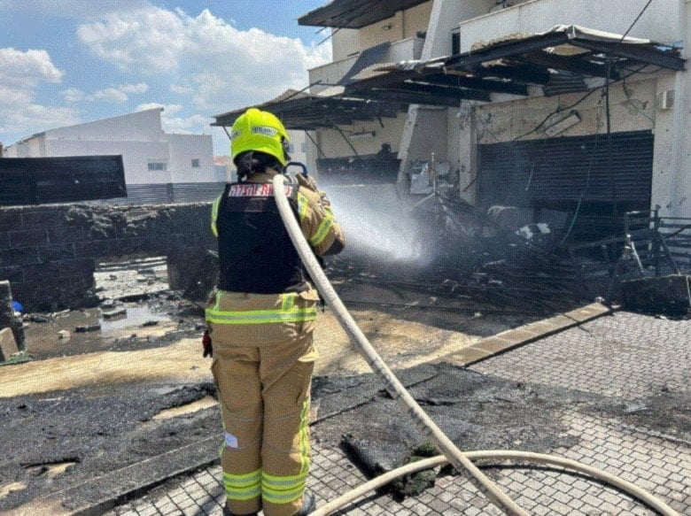 Personal de socorro israelí sofoca fuego provocado por el impacto de los misiles de Hizbullah en los asentamientos al norte de Pâlestina ocupada.