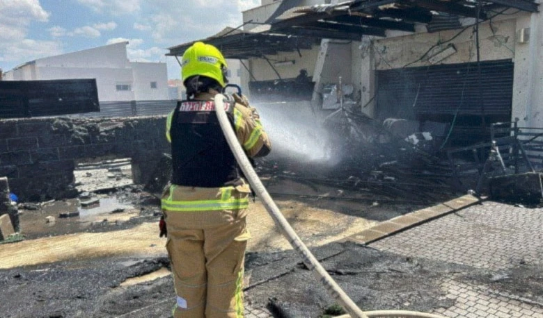 Personal de socorro israelí sofoca fuego provocado por el impacto de los misiles de Hizbullah en los asentamientos al norte de Pâlestina ocupada. Personal de socorro israelí sofoca fuego provocado por el impacto de los misiles de Hizbullah en los asentamientos al norte de Pâlestina ocupada.