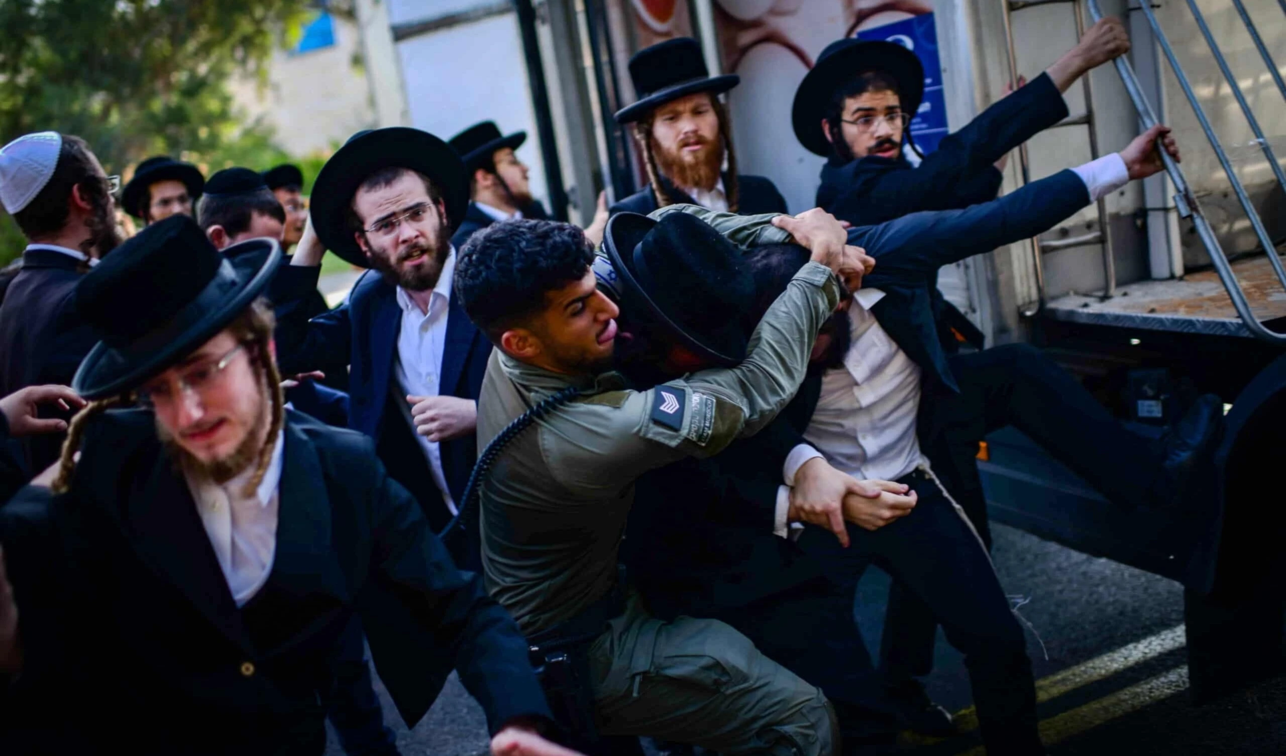 Enfrentamiento entre los ultraortodoxos israelíes y la policía de ocupación fuera de la base militar de Mitav, este 5 de agosto de 2024.